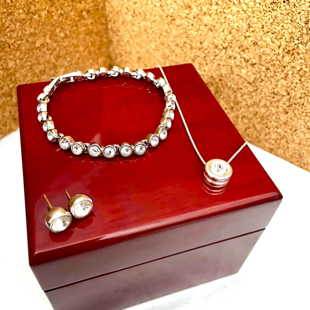 Swarovski Swan Signed 4 Piece Bezel Set Silver Earrings Necklace Bracelet